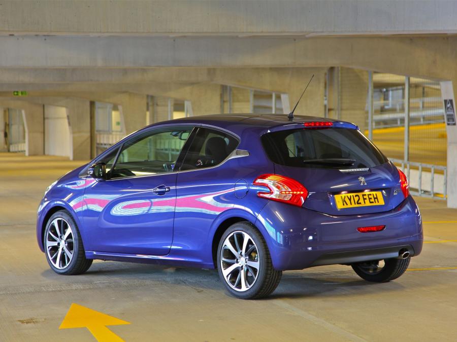  Peugeot 208 3-Door 2012 года  (UK) (фото 12 из 13)